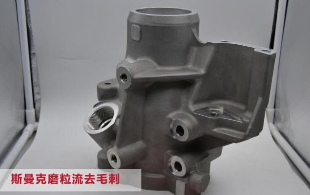 阀体<a href='http://herolay.com' target='_blank'><u>交叉孔去毛刺</u></a>，是令人十分苦恼的事情。一来阀体交叉孔多，二来交叉孔毛刺不像表面毛刺那样容易接触，所以，如果用人工对阀体<a href='http://herolay.com' target='_blank'><u>交叉孔去毛刺</u></a>，十分缓慢。